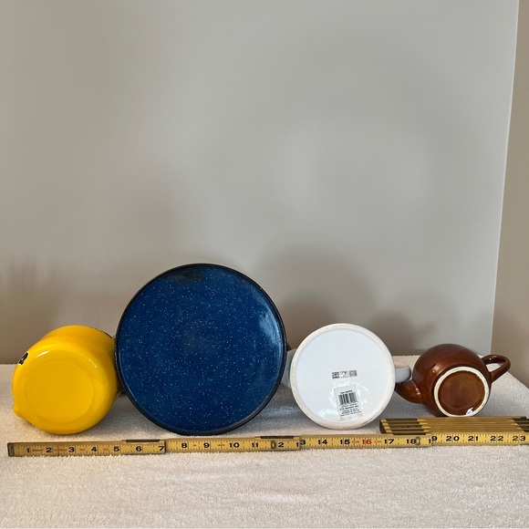 Quartet of Vintage Teapots and Tea Kettle - Picture 3 of 10